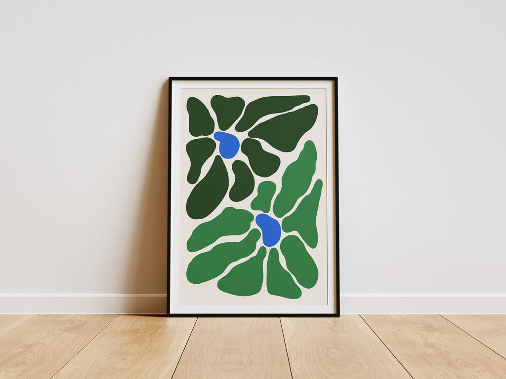 Postern föreställer en illustration i form av två blomstrande blommor i två nyanser av grönt med en blå accentfärg i mitten, mot en ljus bakgrund. 

Illustrationen bär Kindly Studios grundidé: att vi människor — precis som formerna — hör ihop, påverkar och lyfter varandra.

Här är postern inramad och står lutad mot en vägg. 