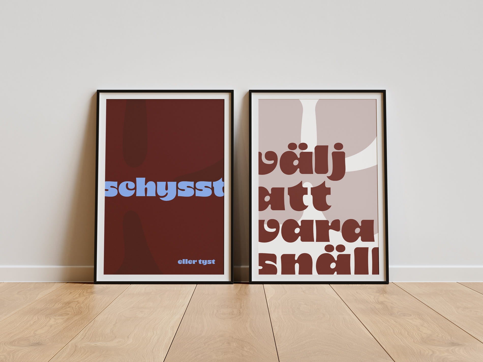 Två typografiska posters bredvid varandra i vinröd nyans. Den ena med texten “schysst eller tyst” i ljusblått, och den andra "välj att vara snäll" med en subti K-form i bakgrunden.