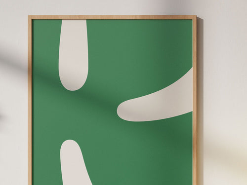 Postern Harmoni låter den typografiska formen möta en djup, grön ton som skapar lugn och balans.

Motivet bygger på samma bokstav som Kindlys signaturposter (bokstaven K), men står här som ett eget uttryck — mjukare, mer stilla och nära naturens färgskala.

Bokstaven är grön och bakgrunden vit, här är postern inramad och monterad på en vägg. Bilden är in-zoomad så det är bara halva som syns. 