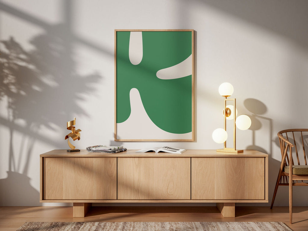 Postern Harmoni låter den typografiska formen möta en djup, grön ton som skapar lugn och balans.

Motivet bygger på samma bokstav som Kindlys signaturposter (bokstaven K), men står här som ett eget uttryck — mjukare, mer stilla och nära naturens färgskala.

Bokstaven är grön och bakgrunden vit, här är postern inramad och monterad på en vägg i ett hem. 