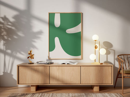 Postern Harmoni låter den typografiska formen möta en djup, grön ton som skapar lugn och balans.

Motivet bygger på samma bokstav som Kindlys signaturposter (bokstaven K), men står här som ett eget uttryck — mjukare, mer stilla och nära naturens färgskala.

Bokstaven är grön och bakgrunden vit, här är postern inramad och monterad på en vägg i ett hem. 