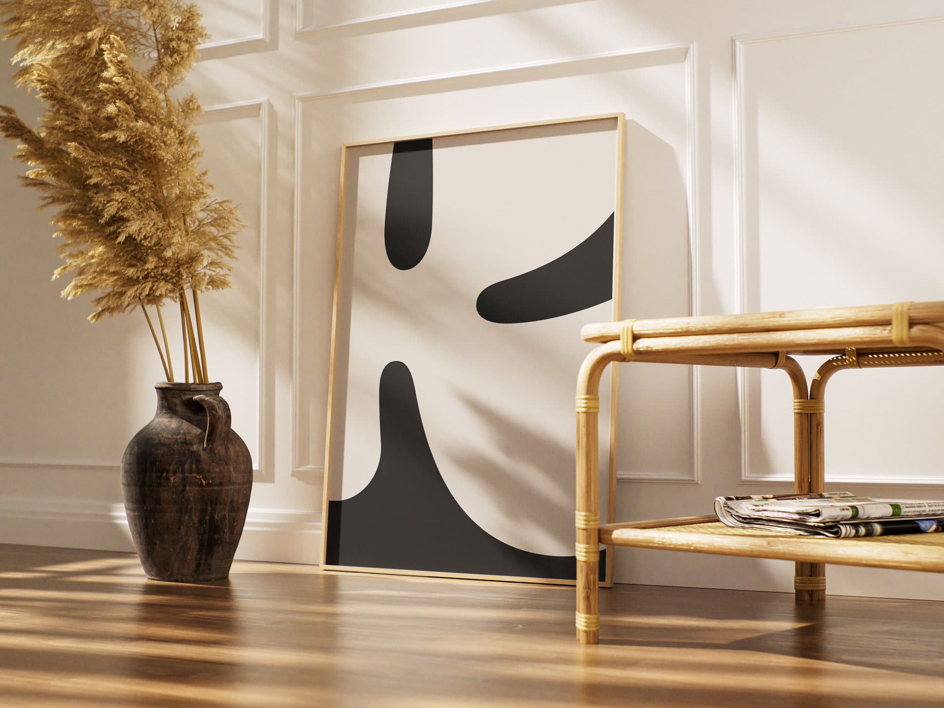 Postern visar upp vårt typografiska K från logotypen. Bokstaven är ljus och bakgrunden mörk. En poster som lyfter fram det enkla! Att de ljusa stunderna finns där, mitt i vardagen. Här är postern inramad och lutad mot en vägg i ett hem. 