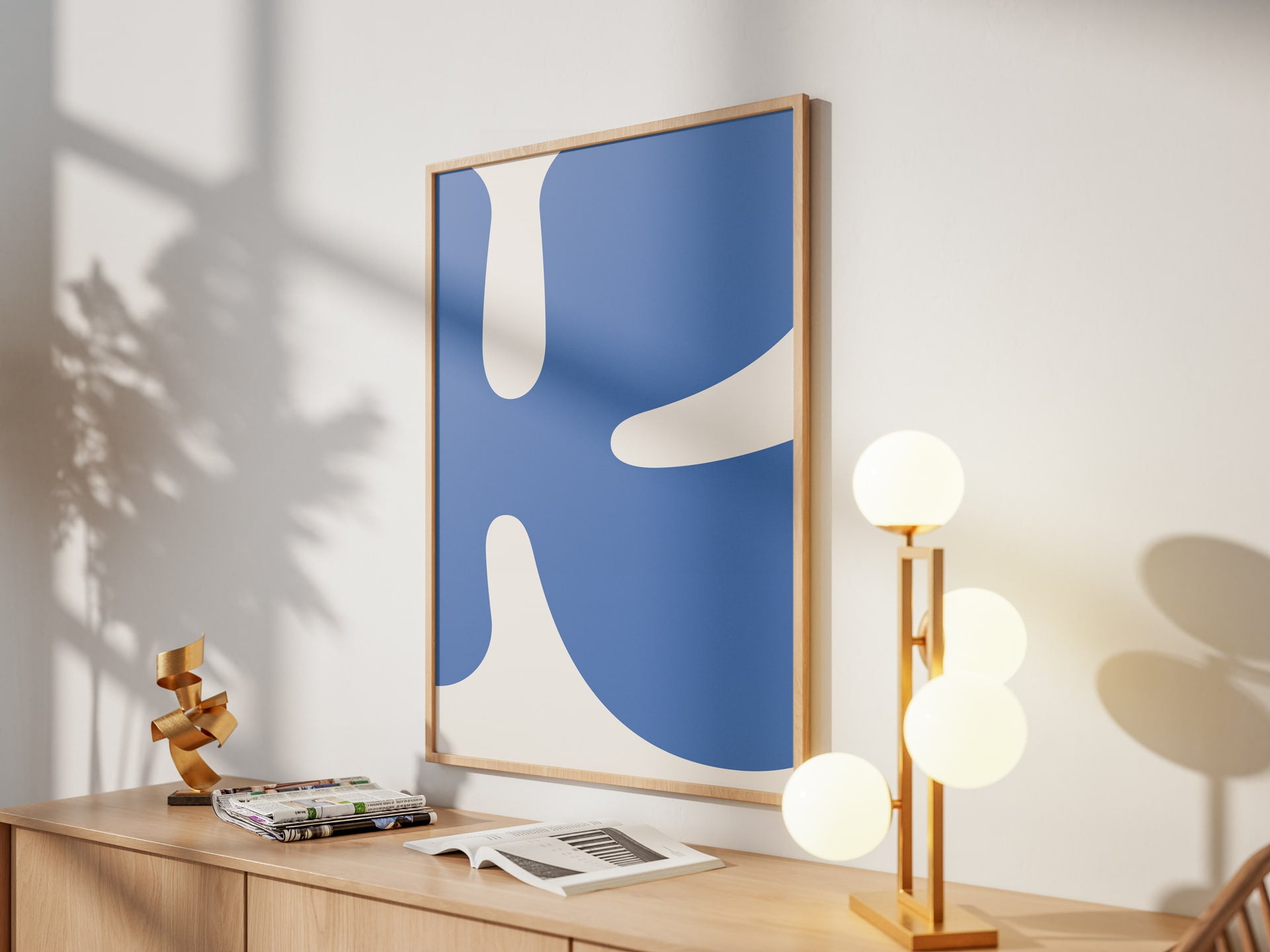 Den typografiska bokstaven K, hämtad från vår egen logotyp, är en symbol för vårt varumärkes hjärta. Här är bokstaven uppdragen i storlek och har vår blåa nyans. Bakgrunden är vit. Postern är inramad och uppsatt på en vägg i ett hem här.