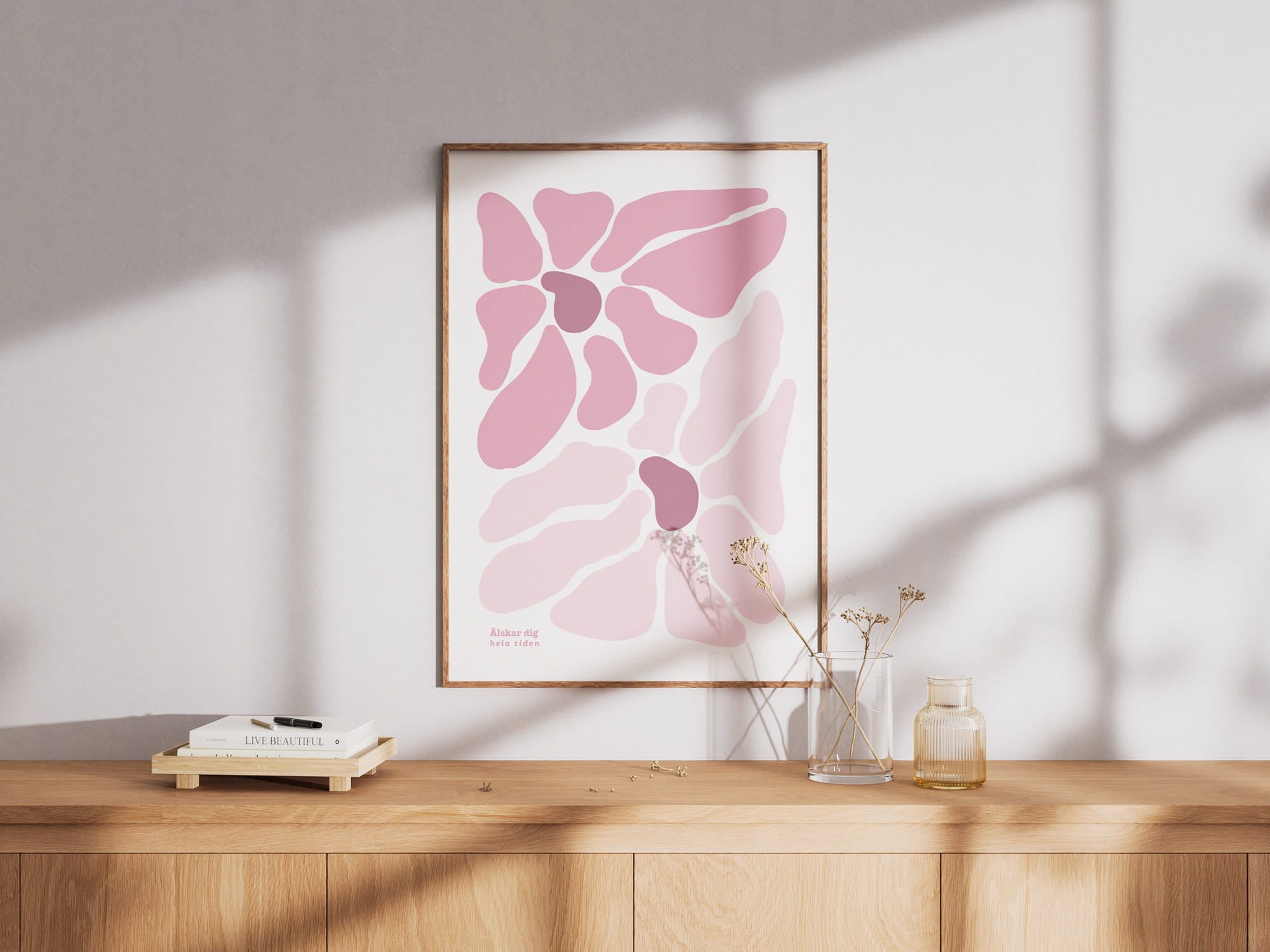 Villkorslöst är en illustration med orden ”Älskar dig, hela tiden” – ett budskap som rymmer både styrka och stillhet.

Postern får symbolisera den sortens kärlek som inte förändras av prestationer, dagar eller omständigheter. Den passar lika fint i ett barnrum som i vardagsrummet eller där du vill skapa en känsla av trygghet och närvaro.

Motivet går i nyanser av rosa/lila mot en vit bakgrund. 

Här är postern inramad och monterad på en vägg i ett hem.