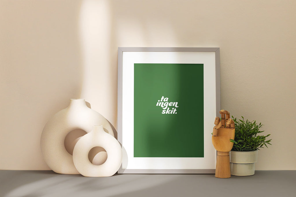 NEJ är en poster som handlar om något grundläggande: rätten att sätta gränser.

Motivet bär budskapet ”Ta ingen skit” och syftar till att ge kraften att säga nej till sådant som tar energi, skaver eller inte känns rätt.

Postern är grön med vit text. Här är den inramad och lutad mot en vägg, i ett hem. 