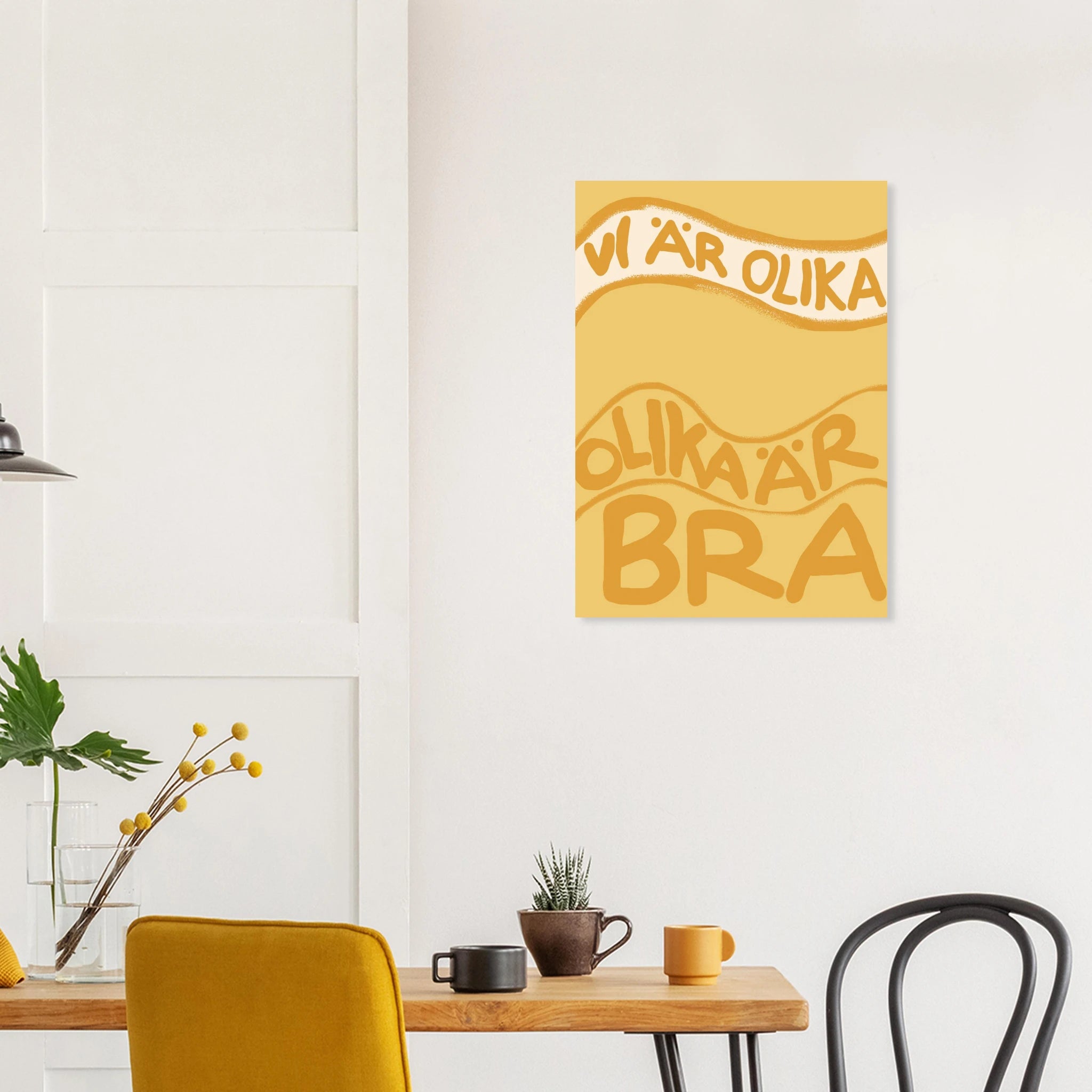 Vi är olika — och olika är bra.
Den här postern påminner oss om att våra olikheter är en styrka och något att omfamna, inte jämna ut.

Postern haar en gyllene bakgrund med texten "vi är olika, olika är bra" handmålat för ett personligt uttryck.

Här är postern uppsatt i ett kök. 