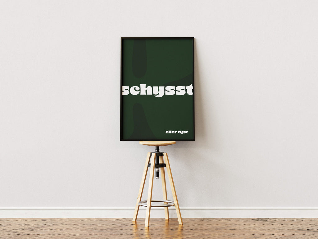 Grön typografisk poster med texten “schysst eller tyst” i vitt, med en subtil K-form i bakgrunden.