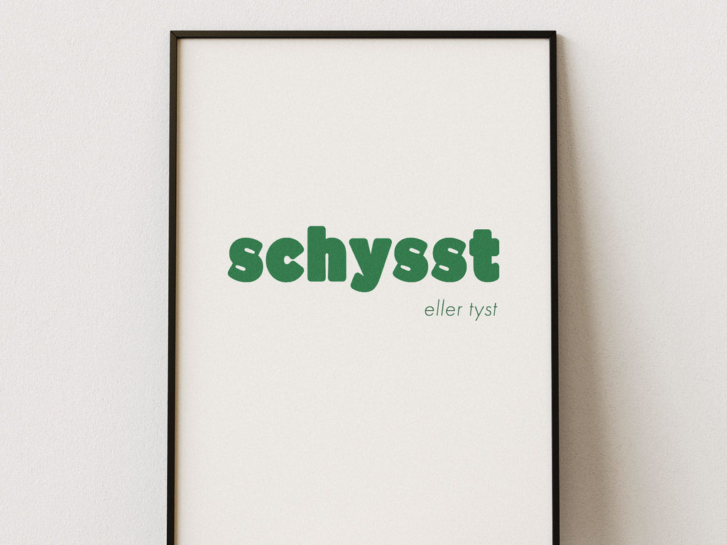 En inzoomad bild av den inramade postern. Titeln är Schysst eller tyst och postern bär ett enkelt men avgörande budskap: orden vi väljer spelar roll. De kan lyfta, stötta och skapa trygghet — eller göra precis tvärtom.