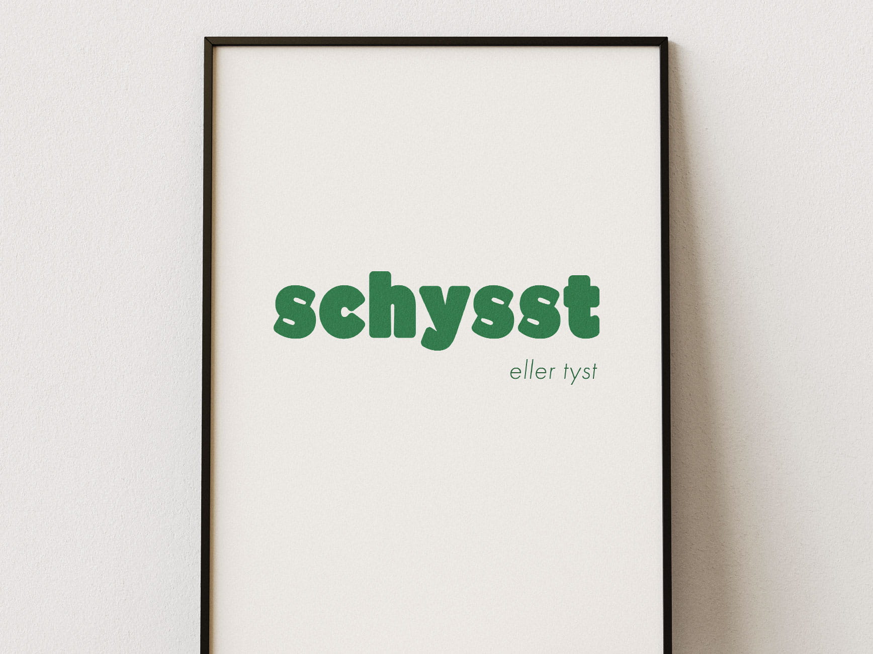 En inzoomad bild av den inramade postern. Titeln är Schysst eller tyst och postern bär ett enkelt men avgörande budskap: orden vi väljer spelar roll. De kan lyfta, stötta och skapa trygghet — eller göra precis tvärtom.