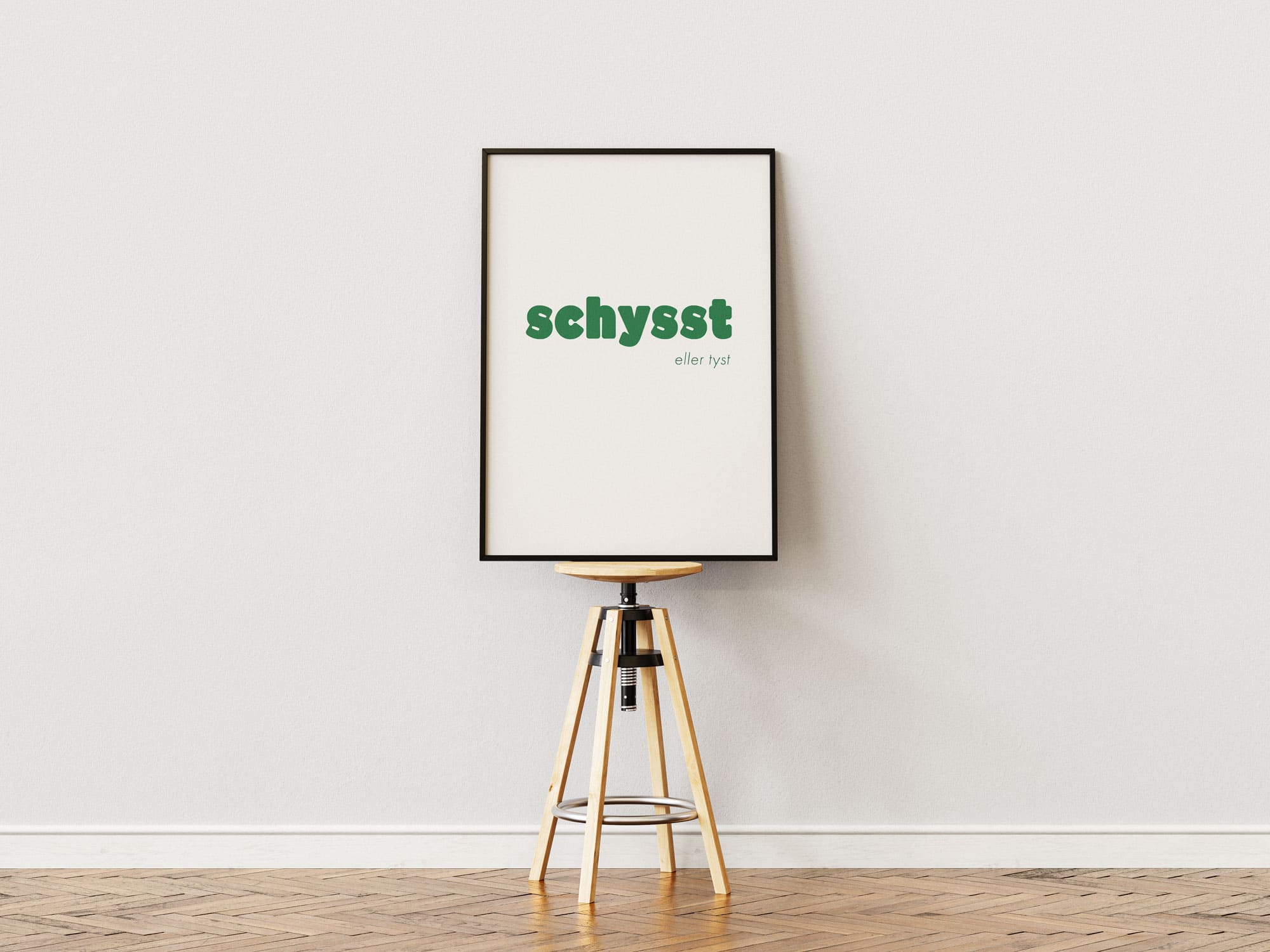 Denna poster är inramad och står lutad mot en vägg på en pall. Titeln är Schysst eller tyst och postern bär ett enkelt men avgörande budskap: orden vi väljer spelar roll. De kan lyfta, stötta och skapa trygghet — eller göra precis tvärtom.