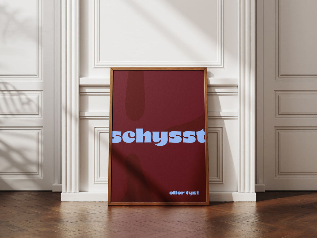 Vinröd typografisk poster med texten “schysst eller tyst” i ljusblått, med en subtil K-form i bakgrunden.
