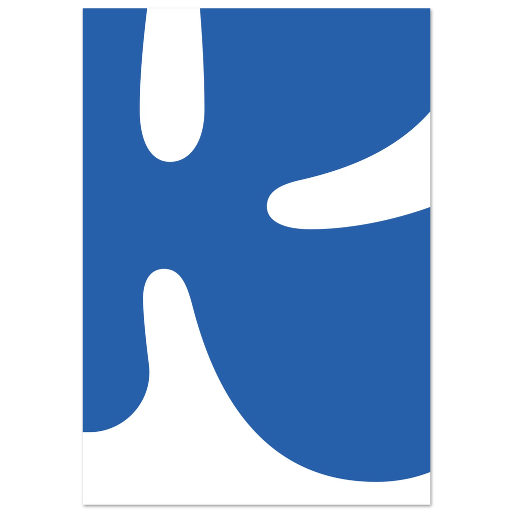 Den typografiska bokstaven K, hämtad från vår egen logotyp, är en symbol för vårt varumärkes hjärta. Här är bokstaven uppdragen i storlek och har vår blåa nyans. Bakgrunden är vit. 