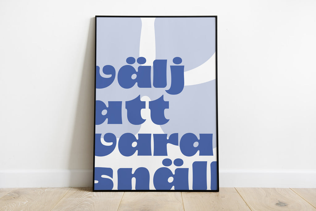 Den här typografiska postern låter budskapet "Välj att vara snäll" ta plats. Inga omskrivningar, inga lager av förklaring – bara ett tydligt ställningstagande i ord. För du har alltid ett val. 

En ljus bakgrund med budskapet i en blå färg. 