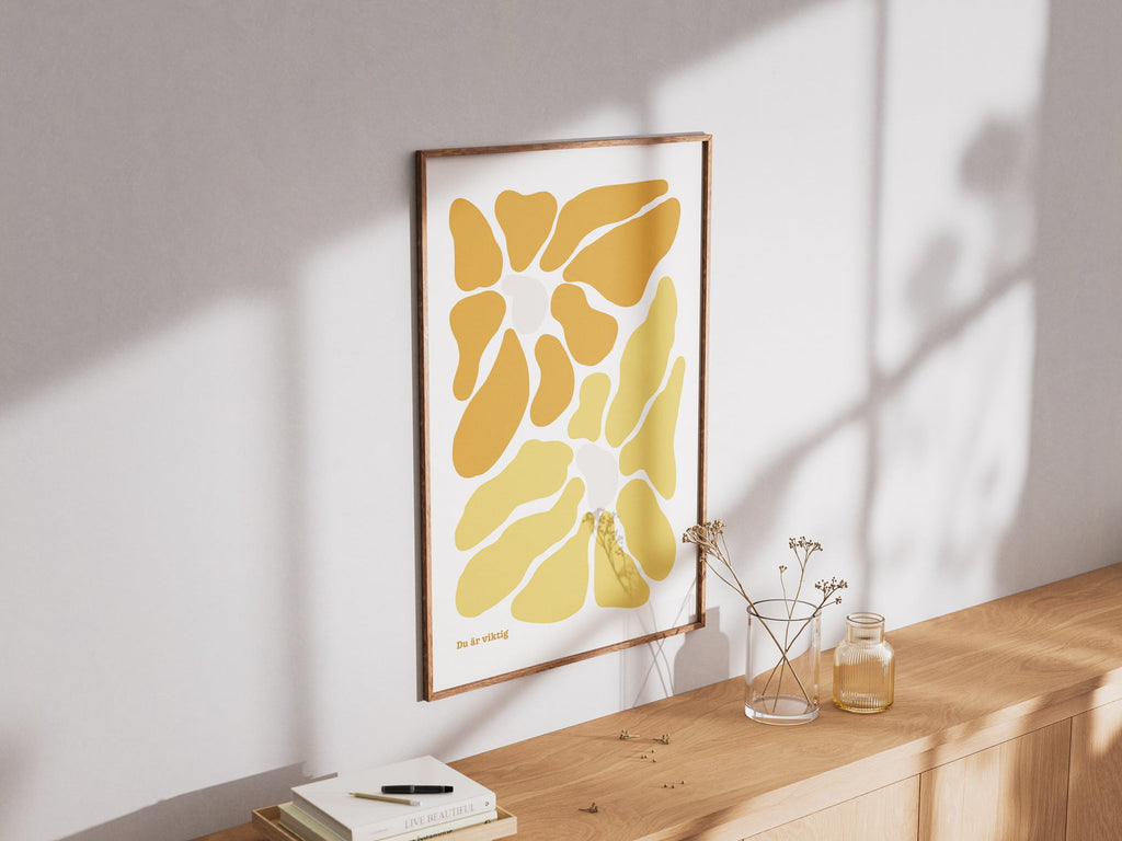 Denna poster bygger på illustrationer av två blomstrande blommor som möter varandra. I två gyllene toner i gult och orange. Postern är monterad på en vägg i ett hem.

Låt den här postern viska det som är så viktigt att höra, oavsett ålder: Du är viktig. Precis som du är.